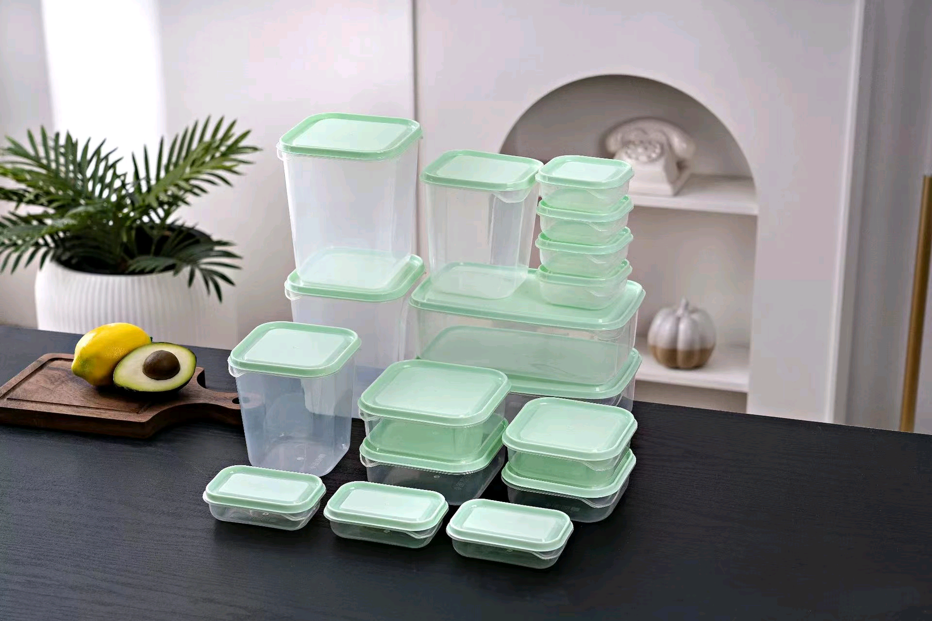 17 Conteneurs alimentaires en plastique